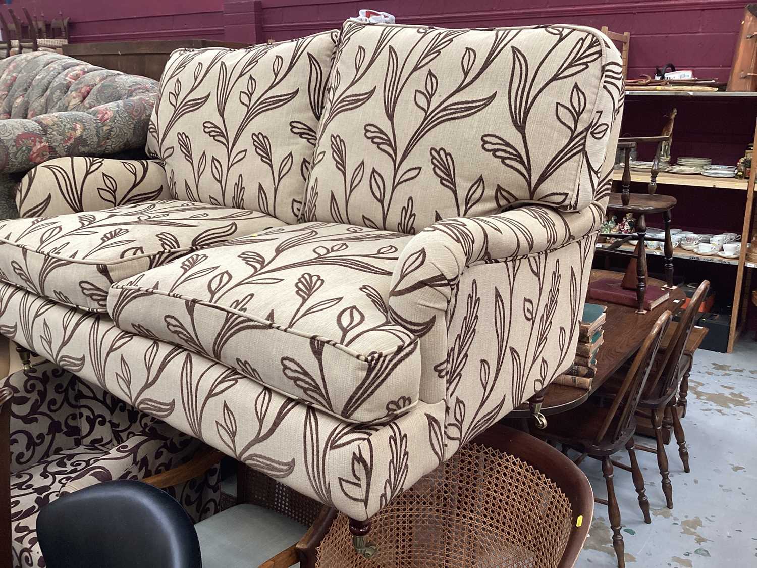 Contemporary cream two seater settee with brown leaf decoration on turned legs and brass castors, 14 - Image 2 of 9