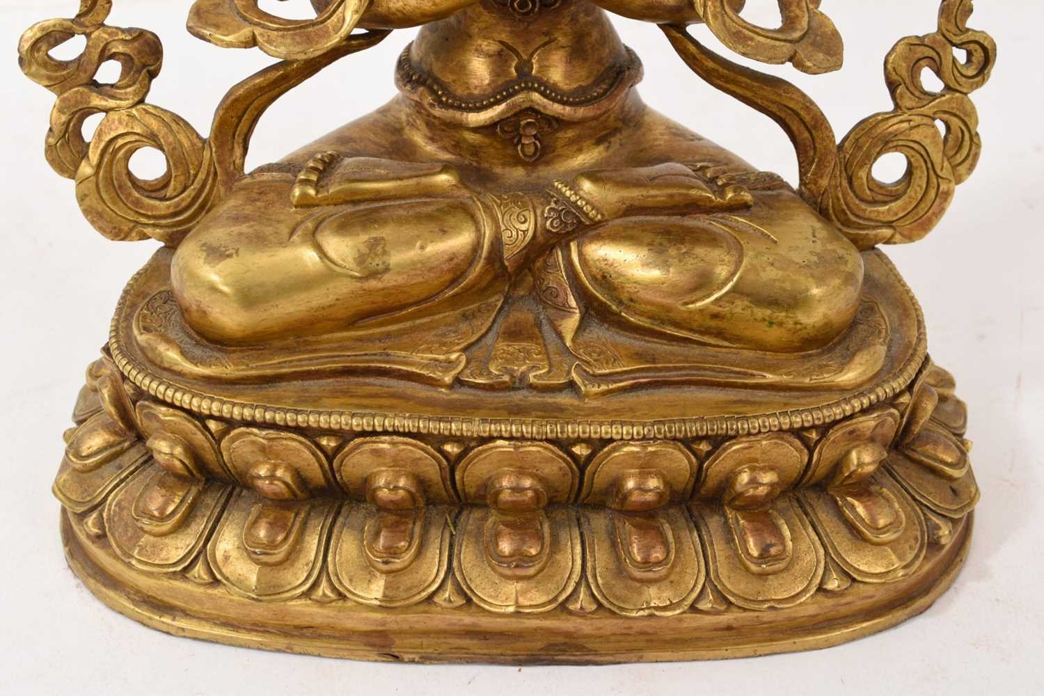Tibetan gilt bronze buddha - Image 3 of 5