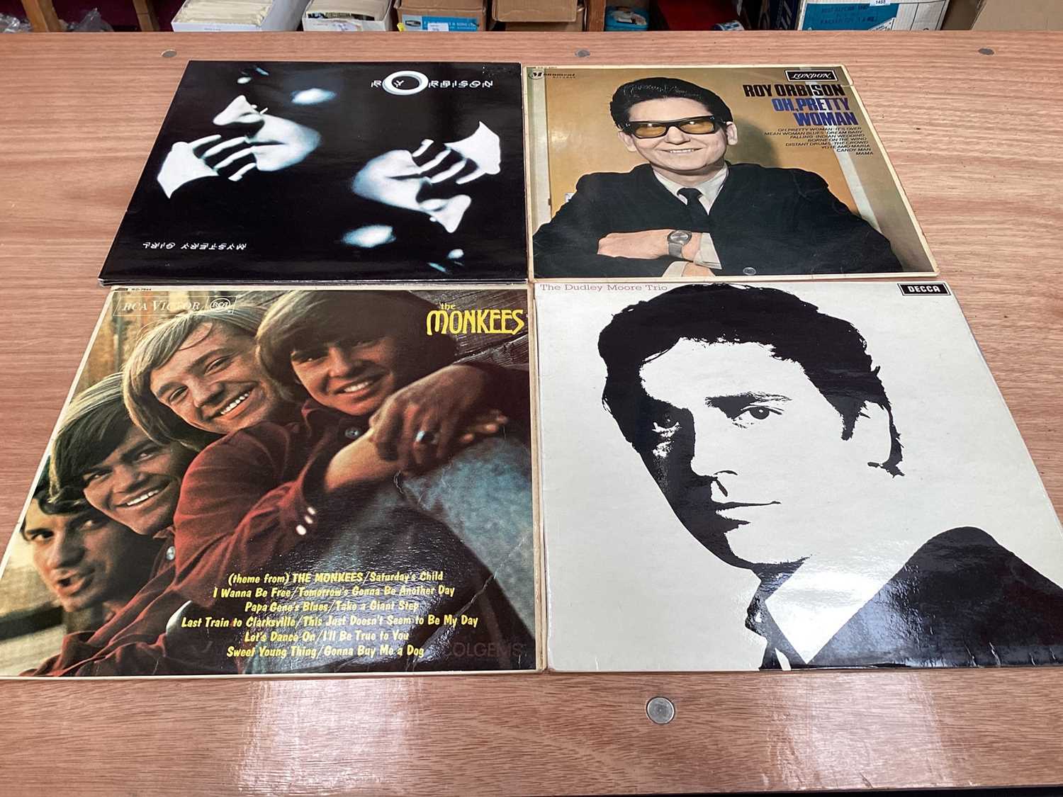 Collection of 1960s and later records including Elvis, Roy Orbison, Cliff Richard etc (1 box) - Image 4 of 20