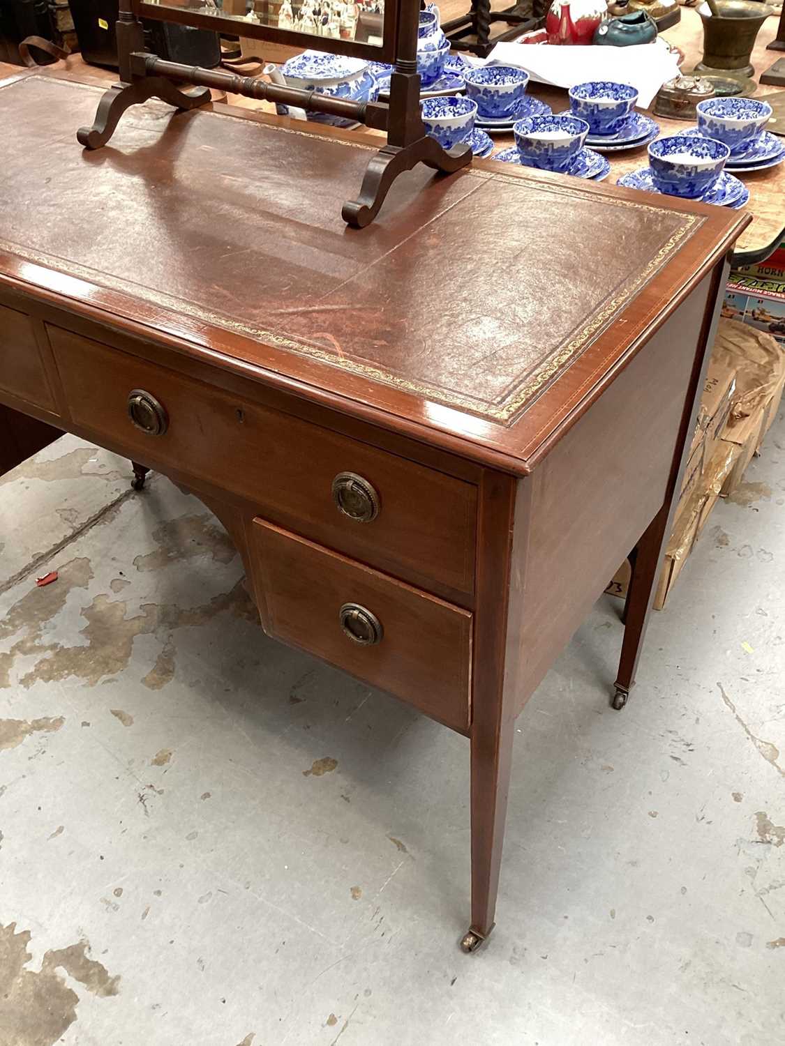 Edwardian mahogany writing table/dressing table with swing toilet mirror - Image 2 of 5