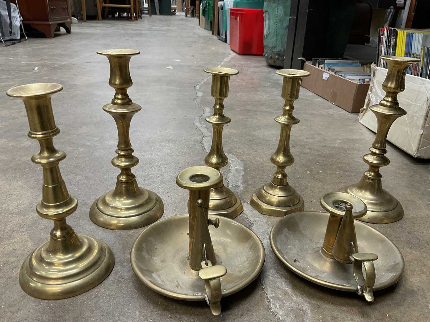 Three pairs of Georgian brass candlesticks and two chamber sticks - Image 3 of 7