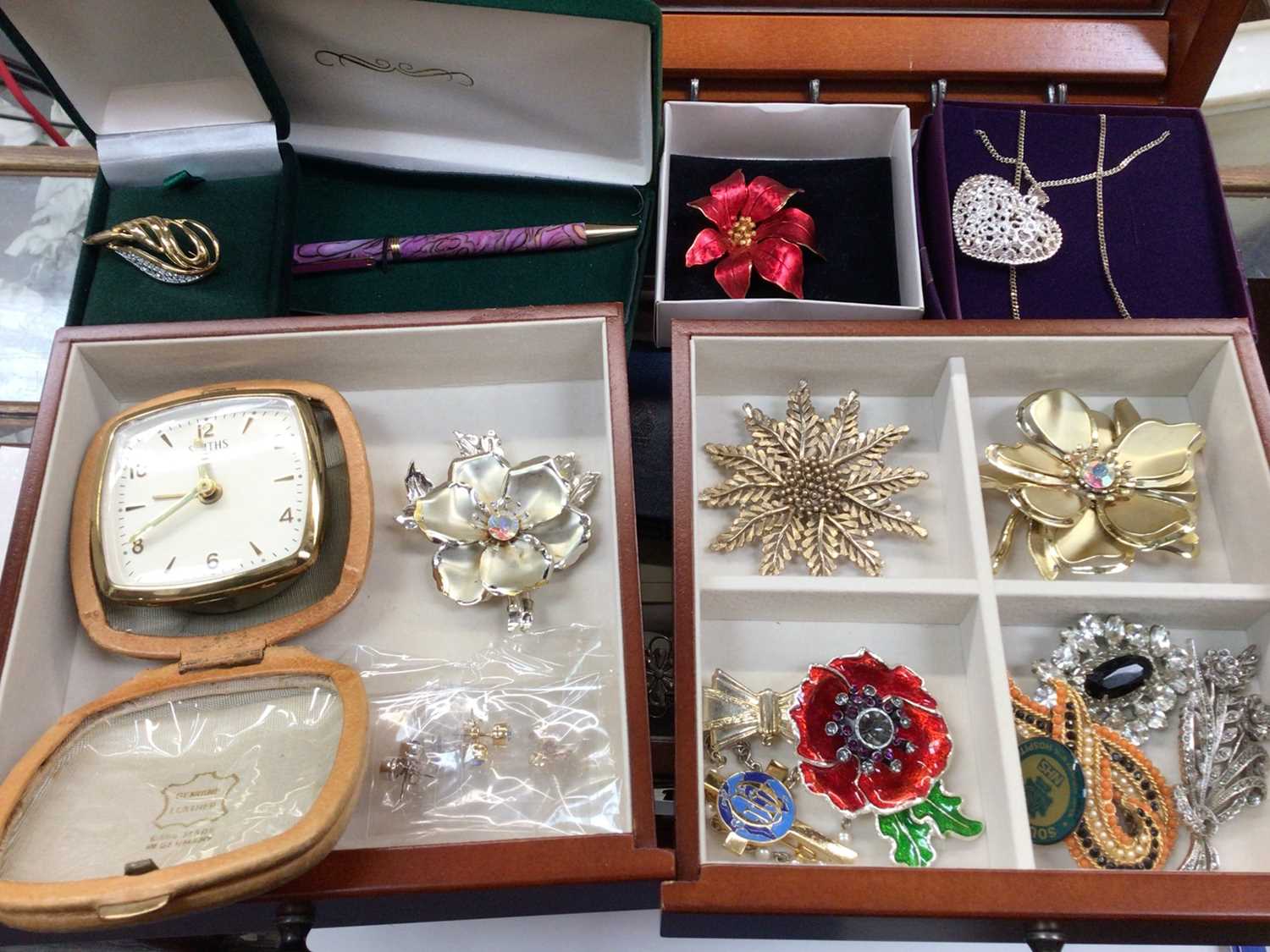 Two jewellery boxes containing costume jewellery, simulated pearls, brooches and various coins - Image 4 of 6