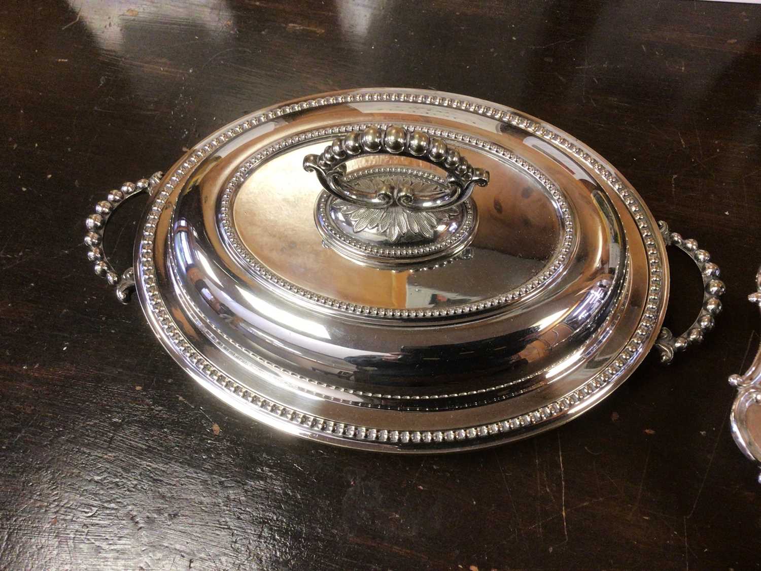 Good quality silver plated tureen with liner, beaded borders, together with a silver plated basket w - Image 2 of 4