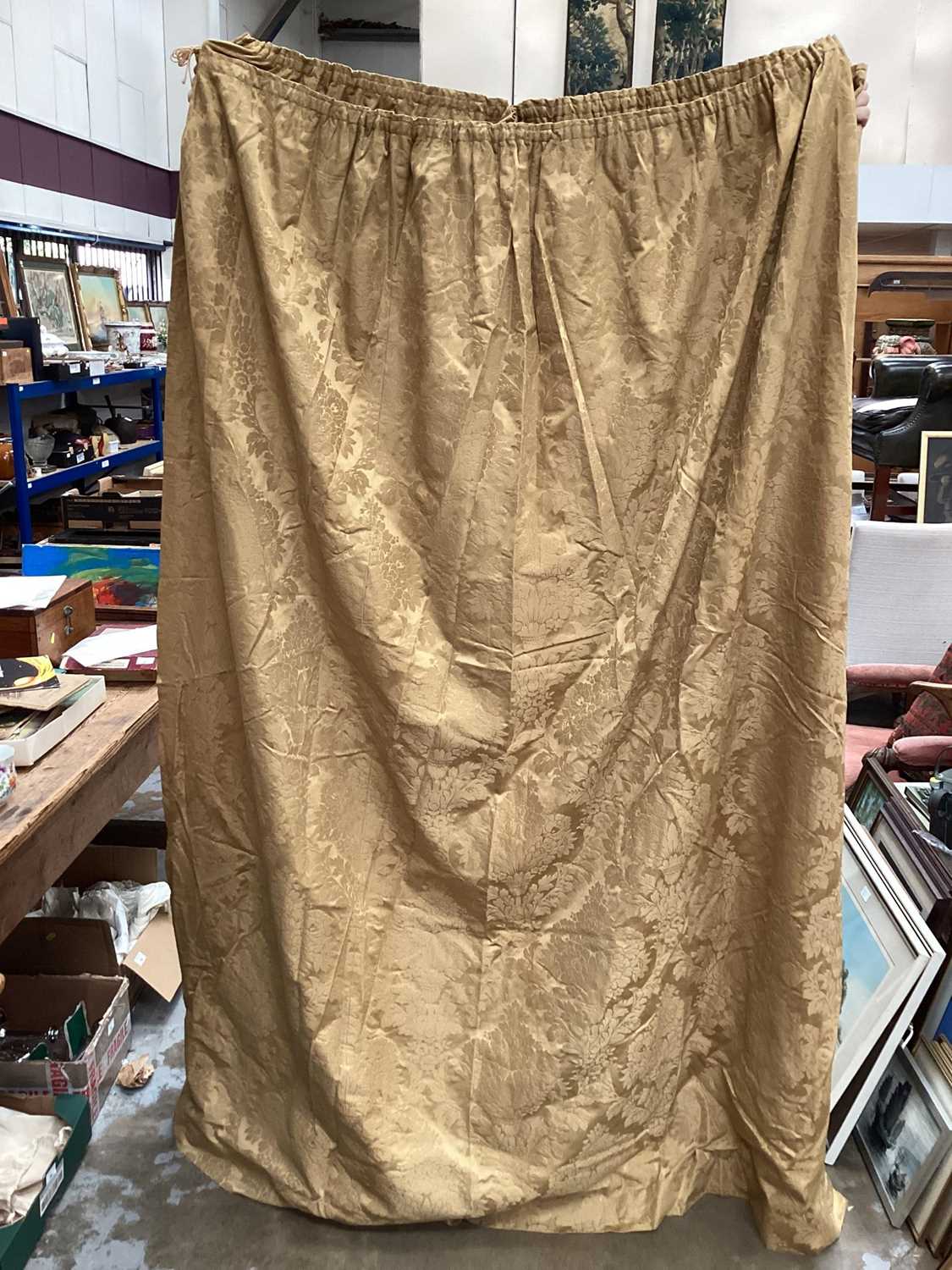 Pair of gold curtains with floral pattern, measuring approximately 120cm pleated top, 200cm drop and - Image 3 of 10