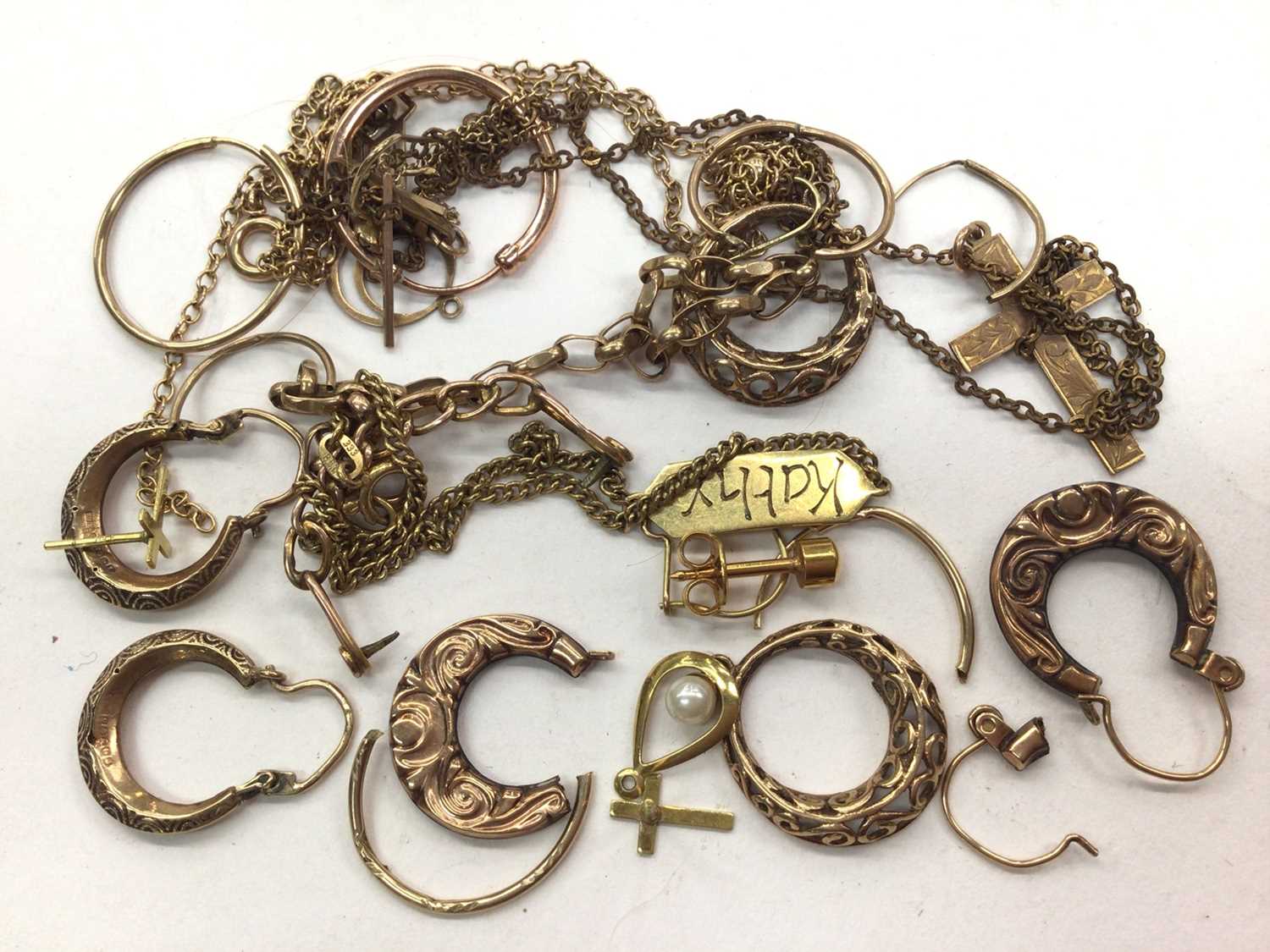 Group of 9ct gold and yellow metal jewellery, mostly broken chains and earrings