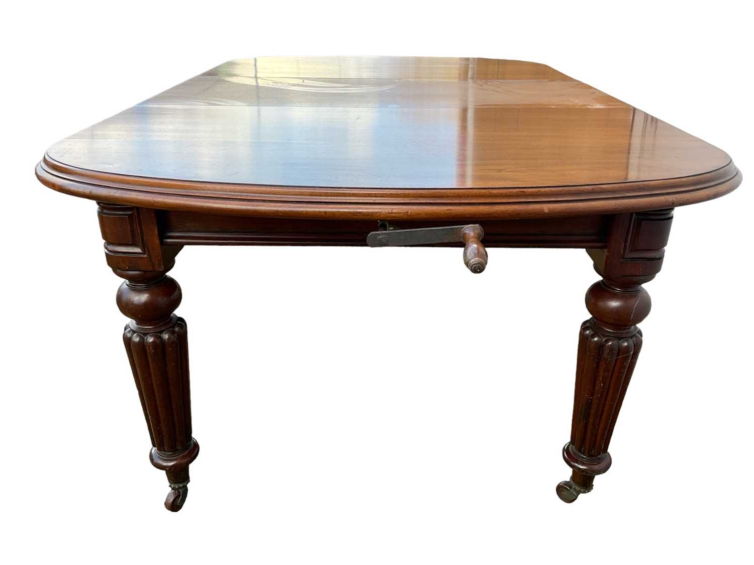 Victorian mahogany extending dining table with extra leaf on turned and reeded legs with winding han - Image 4 of 4