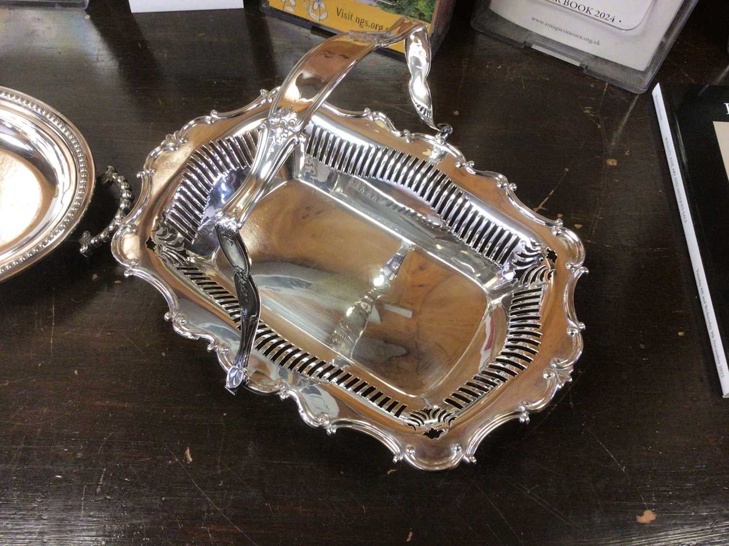 Good quality silver plated tureen with liner, beaded borders, together with a silver plated basket w - Image 4 of 4