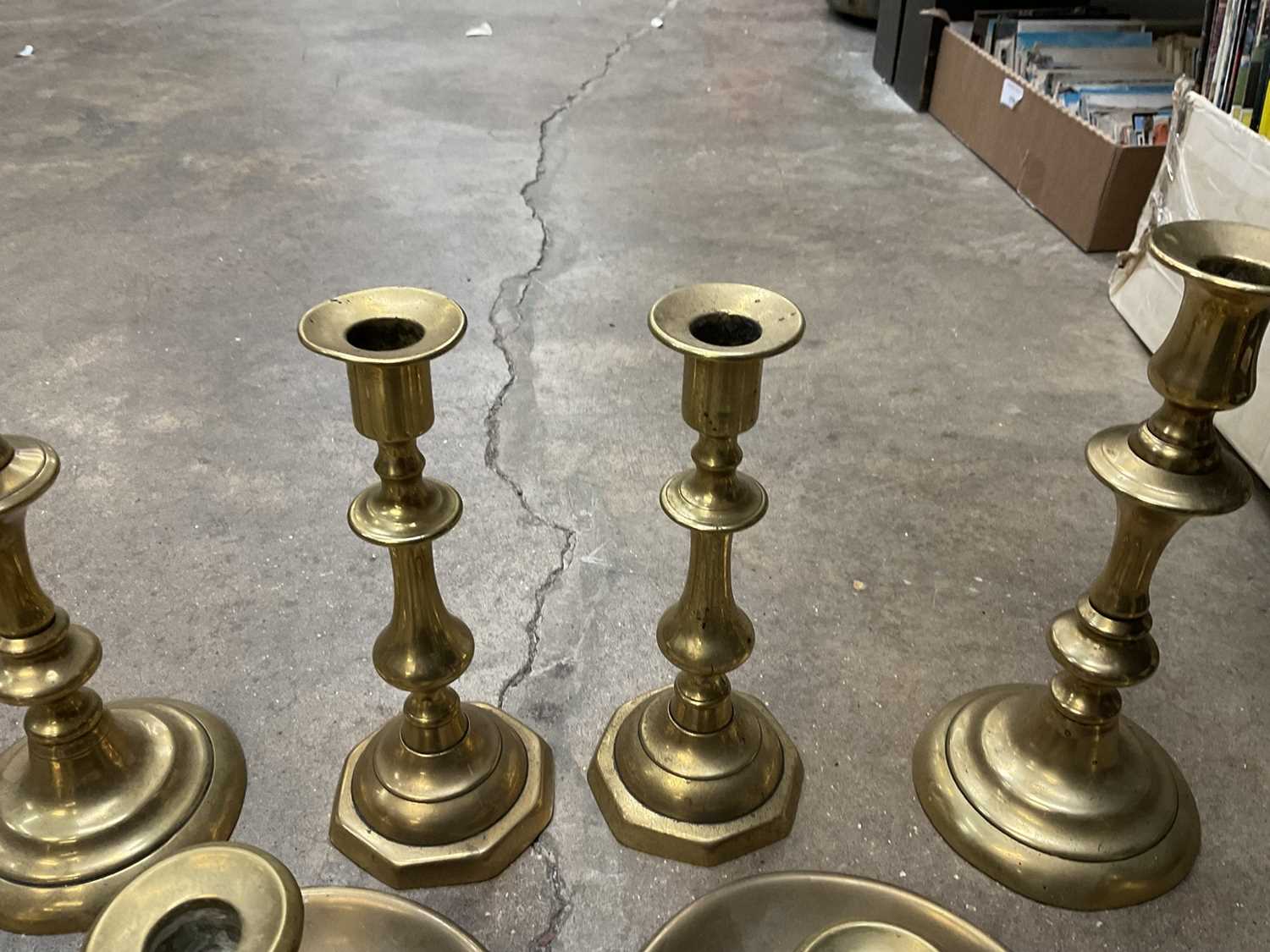 Three pairs of Georgian brass candlesticks and two chamber sticks - Image 6 of 7