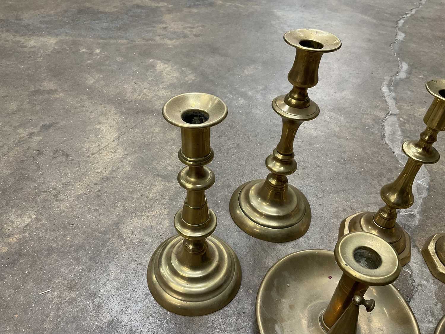 Three pairs of Georgian brass candlesticks and two chamber sticks - Image 7 of 7