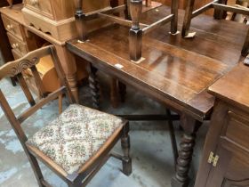 1920s oak extending dining table on spiral twist supports and four oak dining chairs (5)