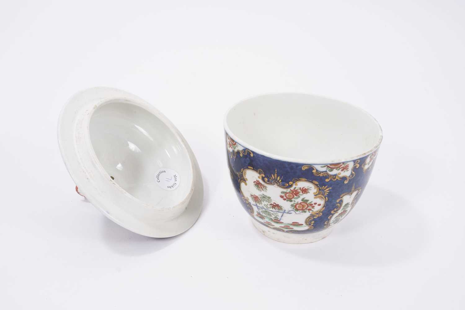 A Worcester blue scale sucrier and cover, decorated in Kakiemon style, circa 1770 - Image 2 of 4