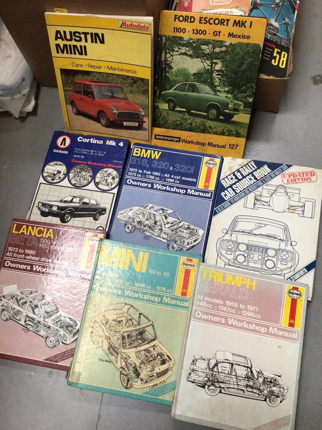 Two boxes of vintage road maps, car workshop manuals, booklets and other ephemera - Image 2 of 5