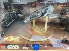 Lego Star Wars Shop Diorama with Resistance Troop Transporter No.75140 (1)