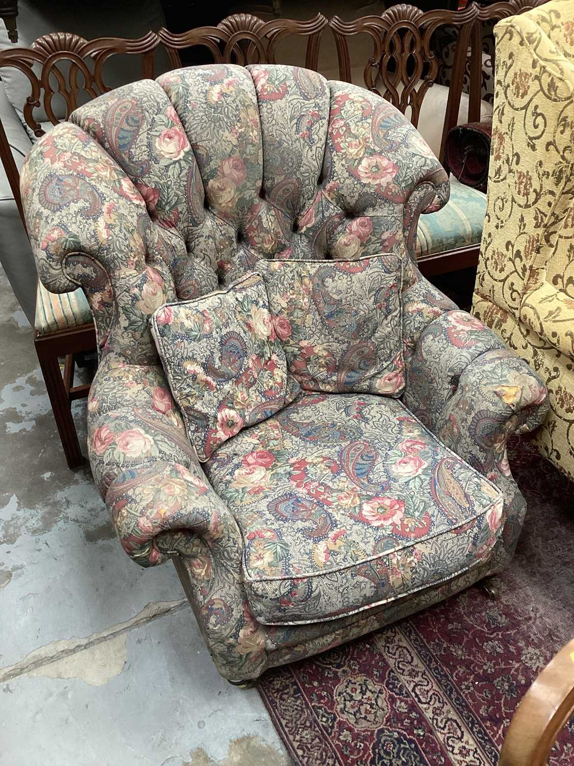 Victorian -style buttoned sofa and matching armchair - Image 4 of 6