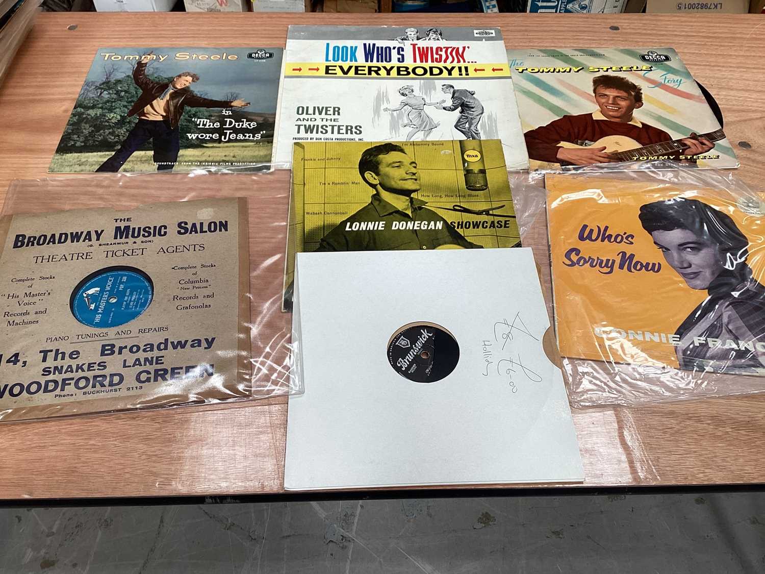 Collection of 1960s and later records including Elvis, Roy Orbison, Cliff Richard etc (1 box) - Image 19 of 20