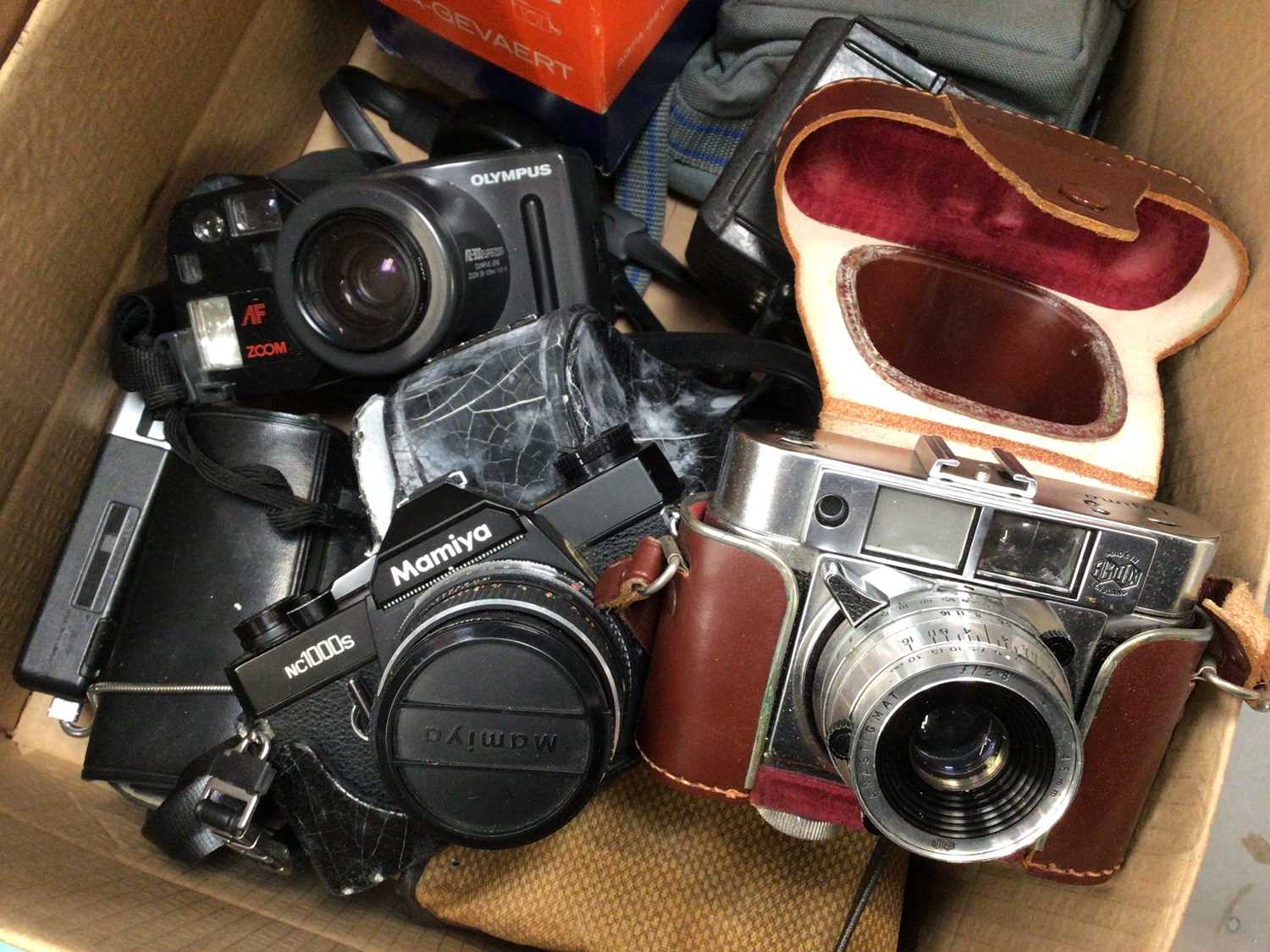 Two boxes of vintage cameras, binoculars and accessories - Image 2 of 3