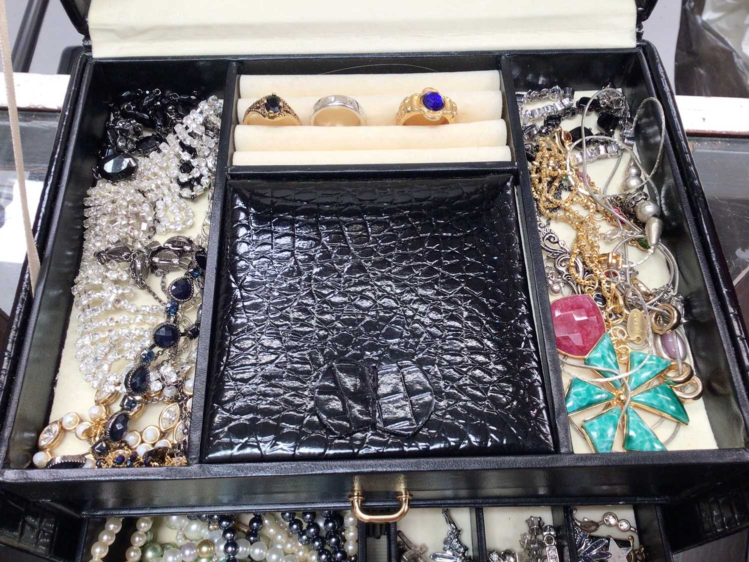 Three jewellery boxes containing costume jewellery including various bead necklaces, pendants, rings - Image 3 of 7