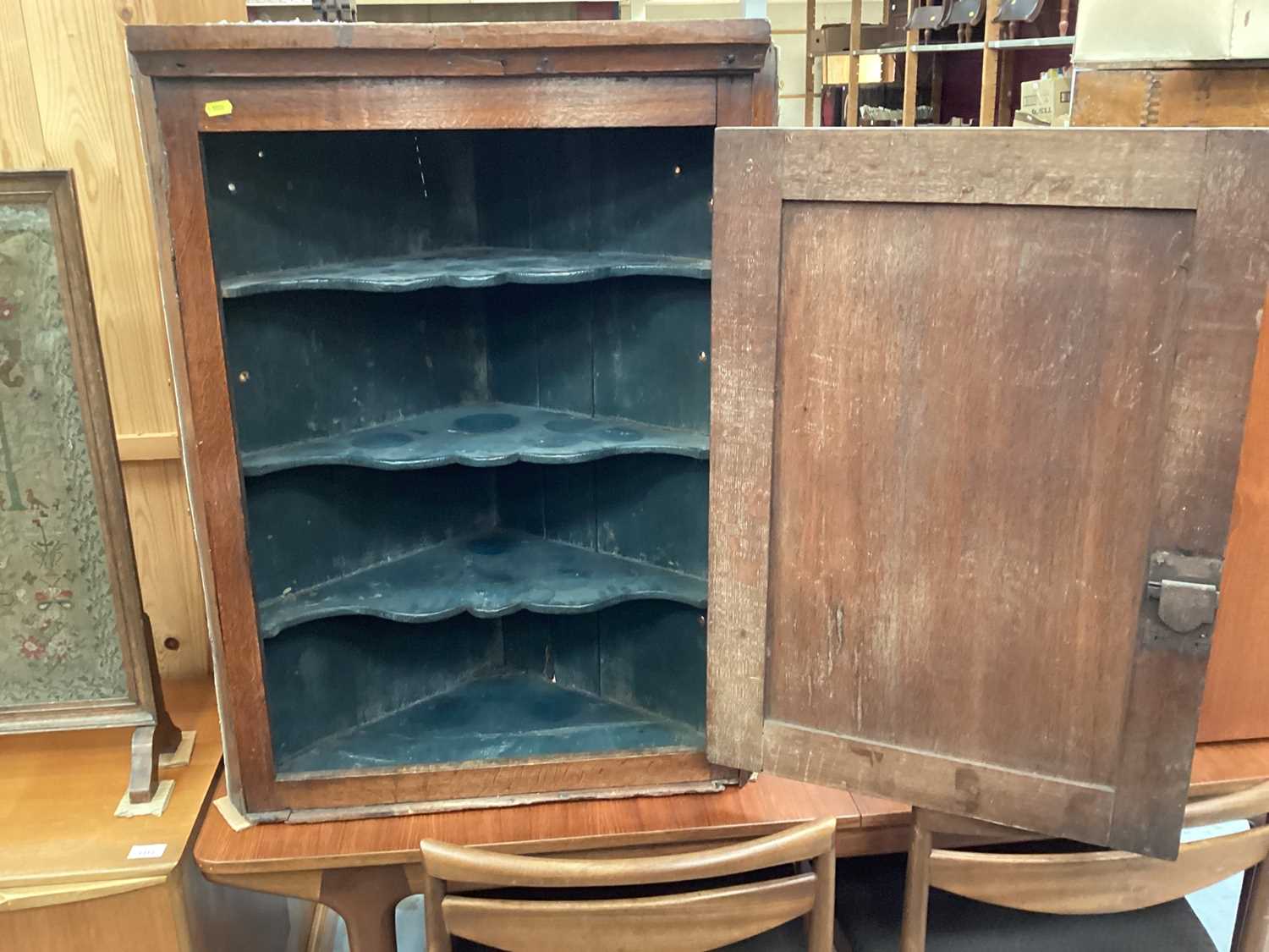 Georgian oak hanging corner cupboard with shaped shelves 68 x 91 cm - Image 2 of 2