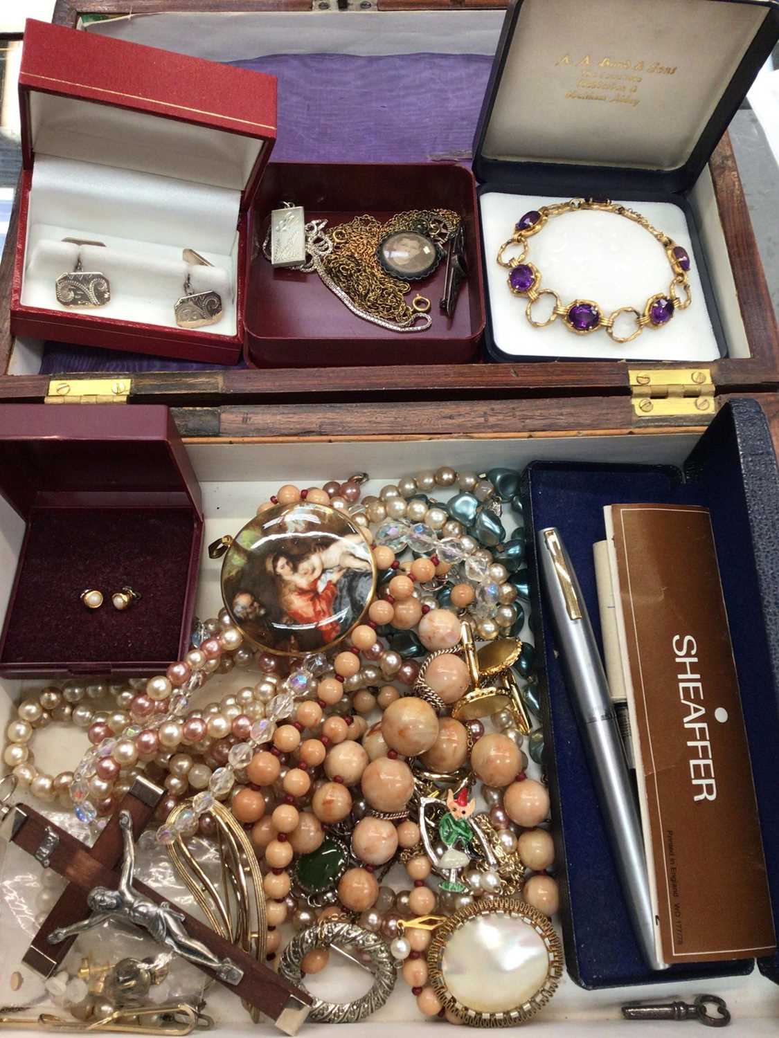 Wooden jewellery box containing costume jewellery, pair of silver cufflinks, silver ingot pendant on