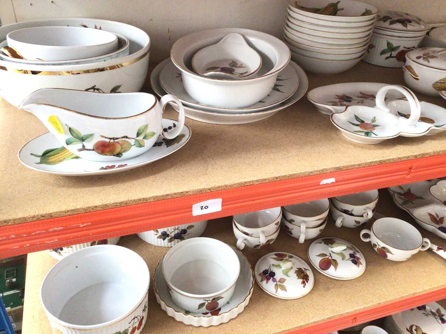 Quantity of Royal Worcester Evesham pattern dinnerware - Image 3 of 5