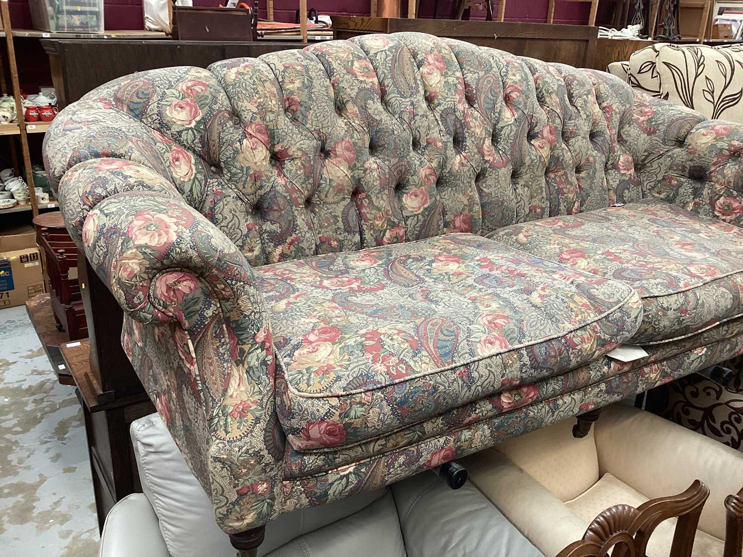 Victorian -style buttoned sofa and matching armchair - Image 2 of 6