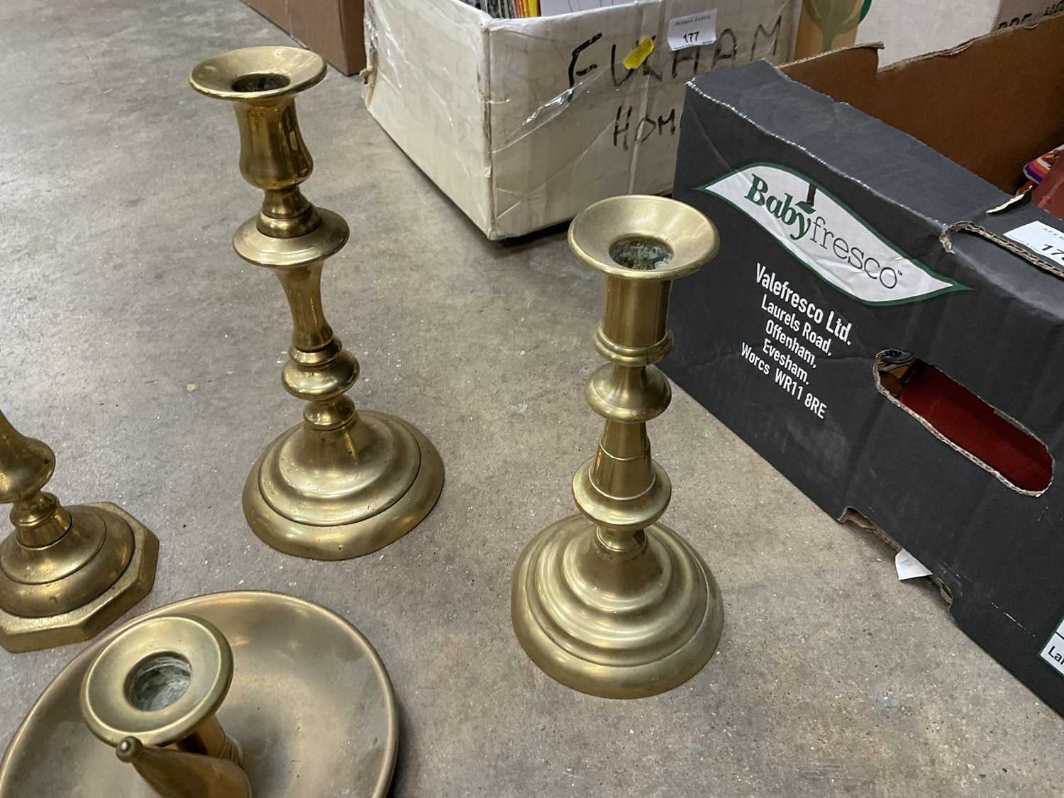 Three pairs of Georgian brass candlesticks and two chamber sticks - Image 2 of 7