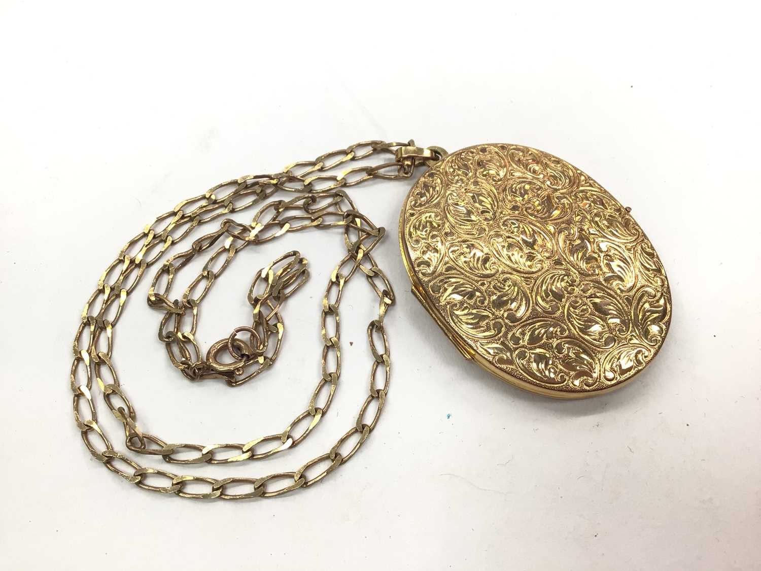 9ct gold oval locket on 9ct gold chain, three 9ct gold mounted glass lockets and a gold plated coin - Image 2 of 2