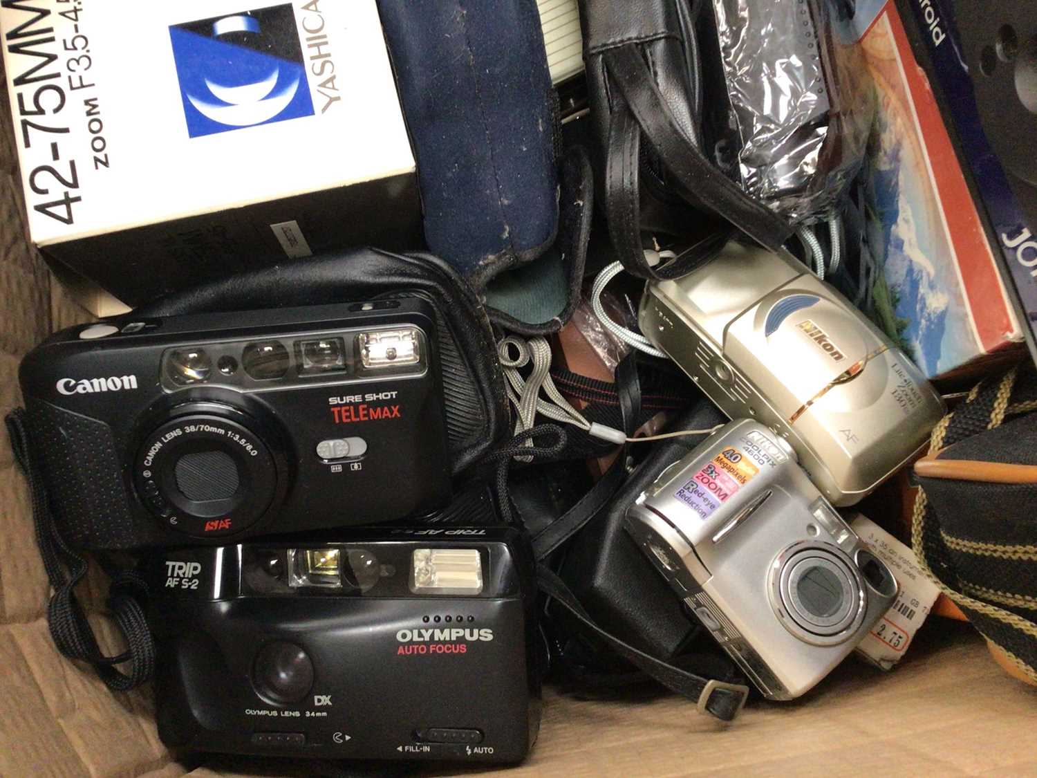 Two boxes of vintage cameras, binoculars and accessories - Image 3 of 3