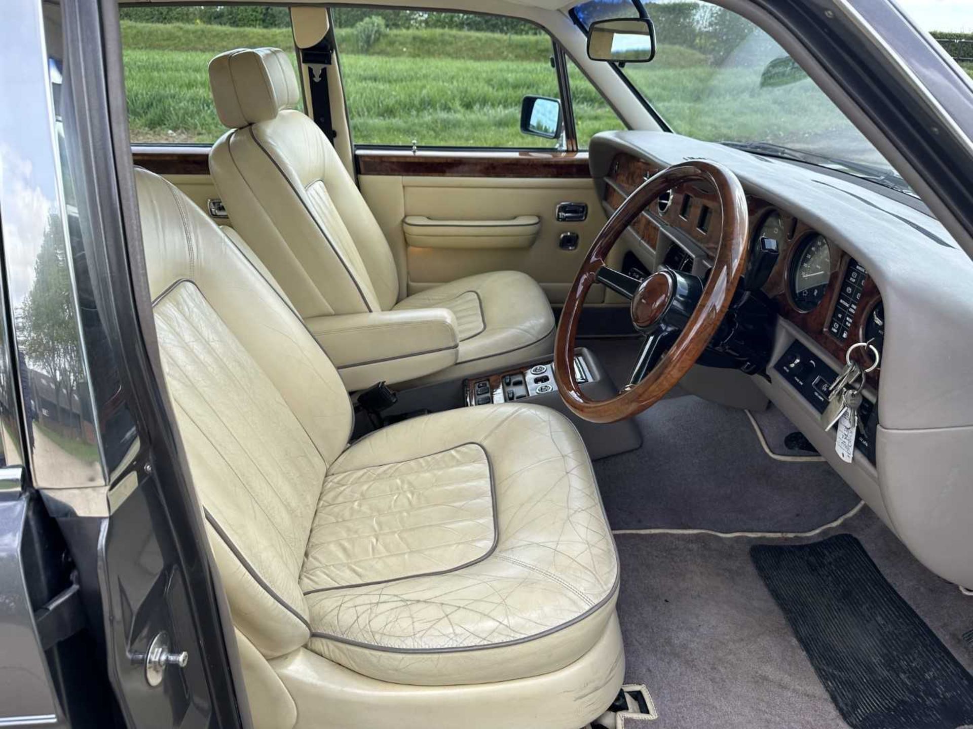 1989 Rolls-Royce Silver Spirit saloon, 6.75 litre V8, fuel injection, automatic, reg. no. E20 RRR - Image 15 of 31