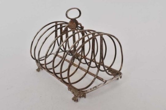 George IV silver six division toast rack, with central carrying loop, on four paw feet - Image 3 of 4