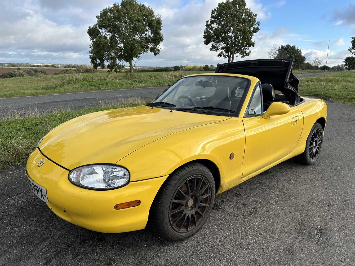 2000 Mazda MX-5, 1598cc, 2 door convertible, reg. no. W996 PPX - Image 2 of 18