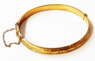 A 375 (9ct.) gold clasp bracelet with half engraved decoration and safety chain - dents - boxed