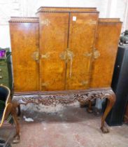 A 1.32m vintage walnut break-top cabinet with fitted drinks and mirrored interior and flanking