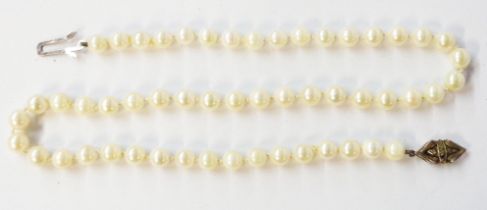 A vintage single string uniform cultured pearl necklace with decorative 925 clasp - 44.5cm maximum