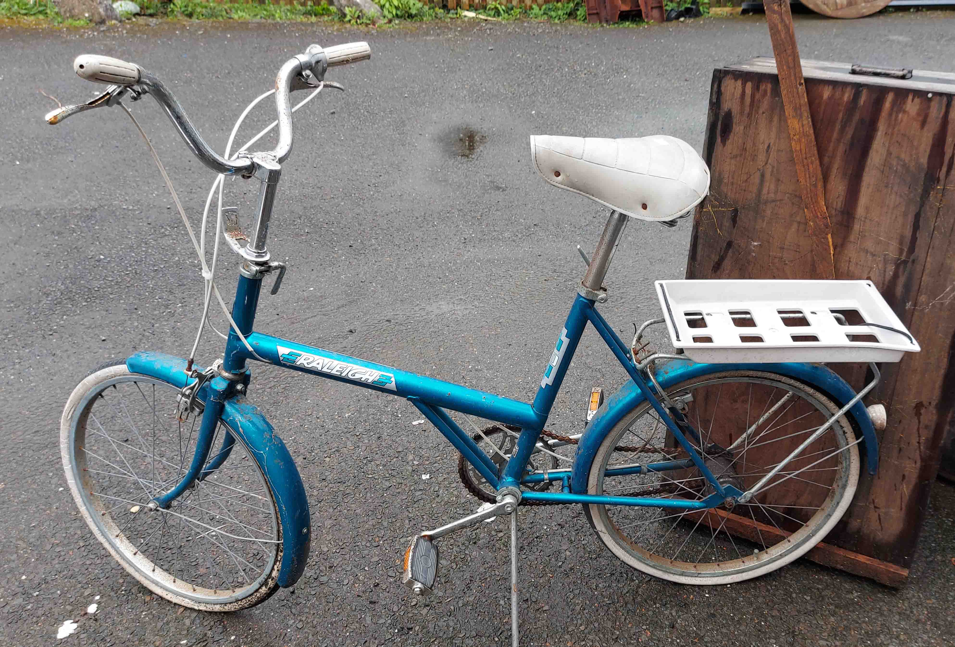 A vintage Raleigh bicycle in maroon colourway - sold with another similar in teal colourway - Image 3 of 3