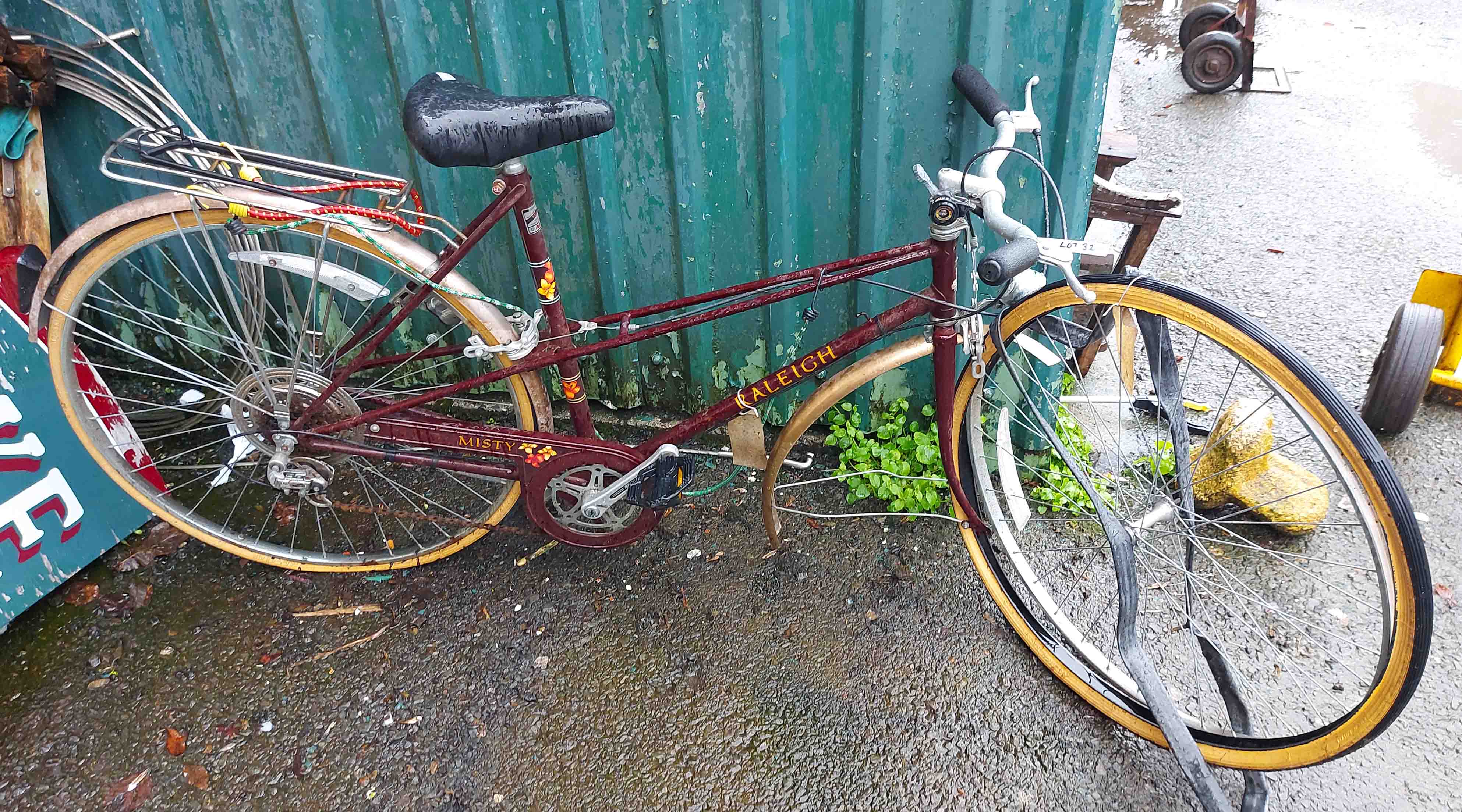 A vintage Raleigh bicycle in maroon colourway - sold with another similar in teal colourway - Image 2 of 3