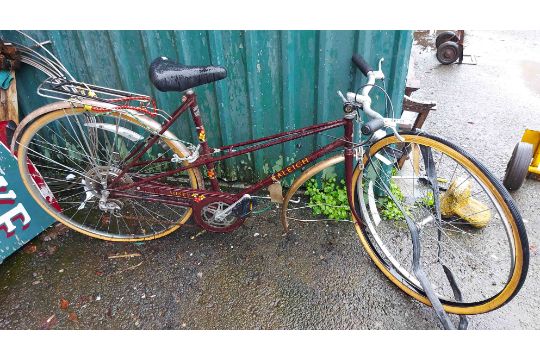 A vintage Raleigh bicycle in maroon colourway - sold with another similar in teal colourway - Image 2 of 3