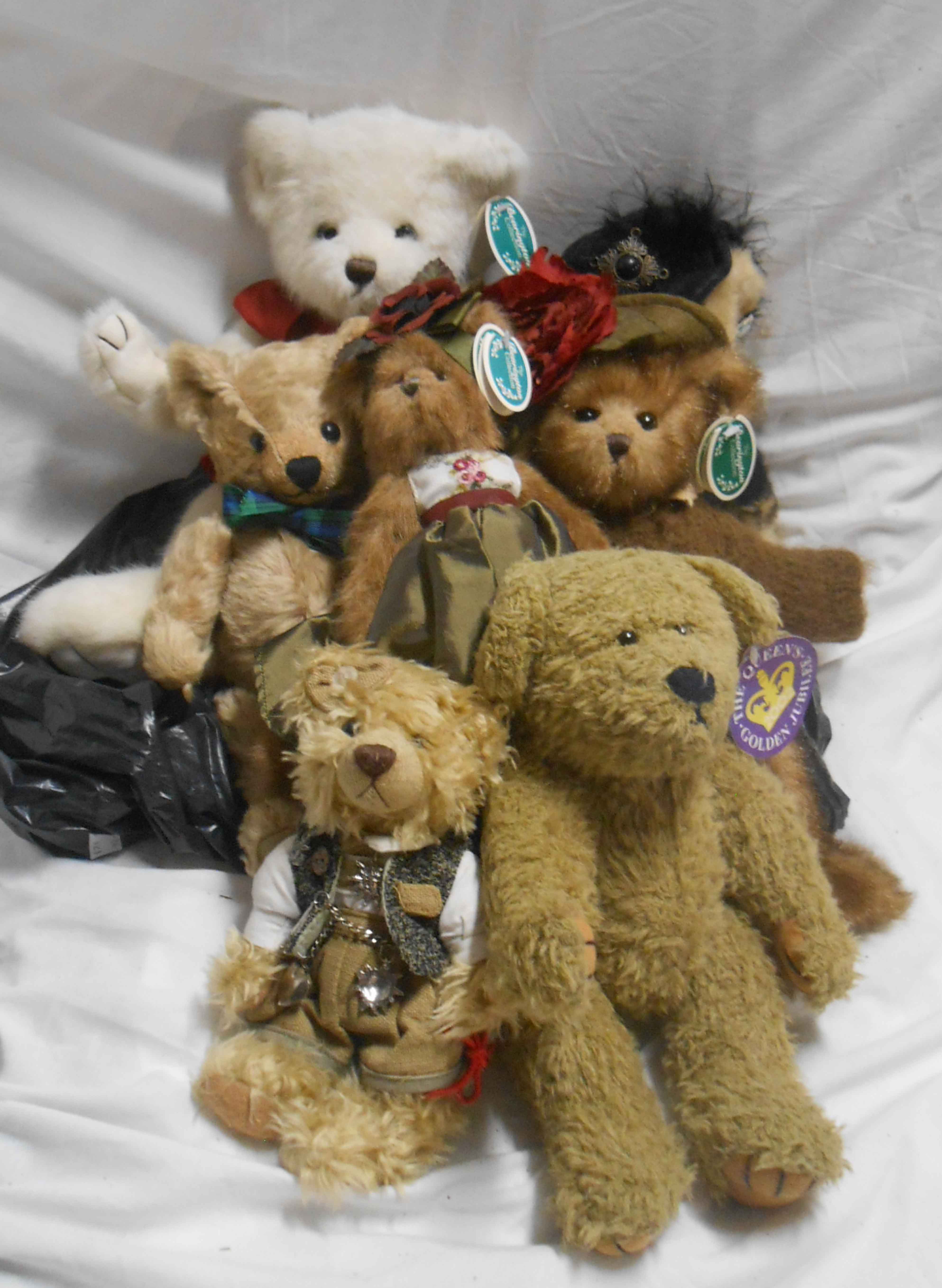 A bag containing a quantity of Teddy bears including a Bearington collection example, etc.