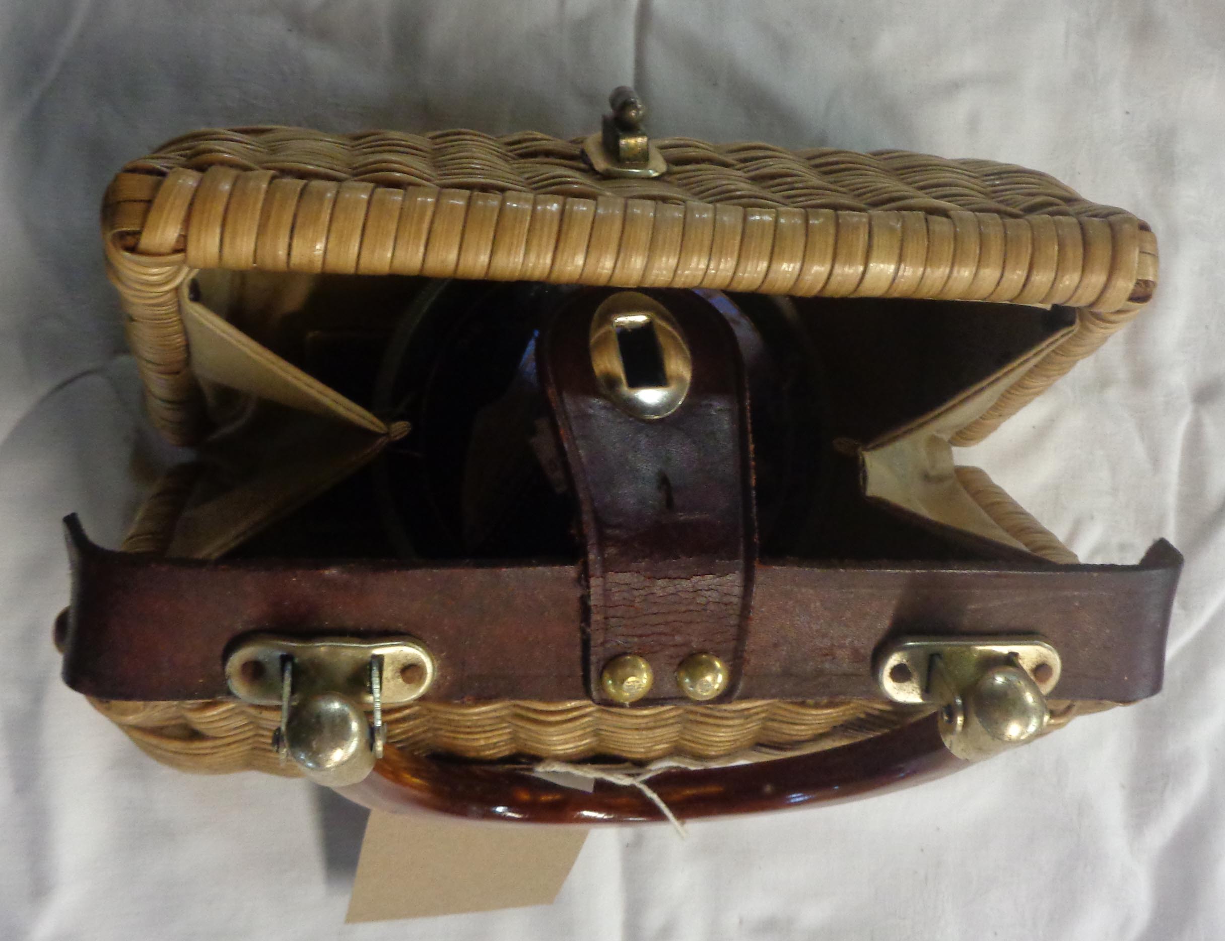 A small vintage basket style handbag with leather and metal clasp - sold with boxed fountain pen and - Image 2 of 2