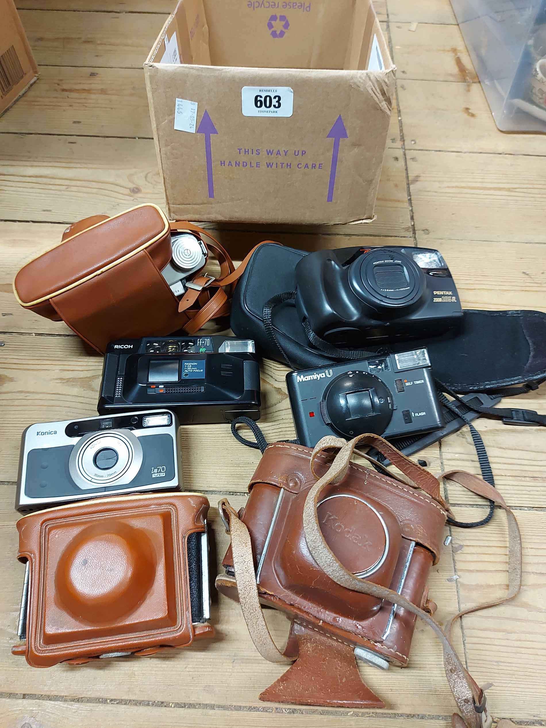 A small box of six vintage cameras including a cased Kodak Bantom, etc. - Image 5 of 5