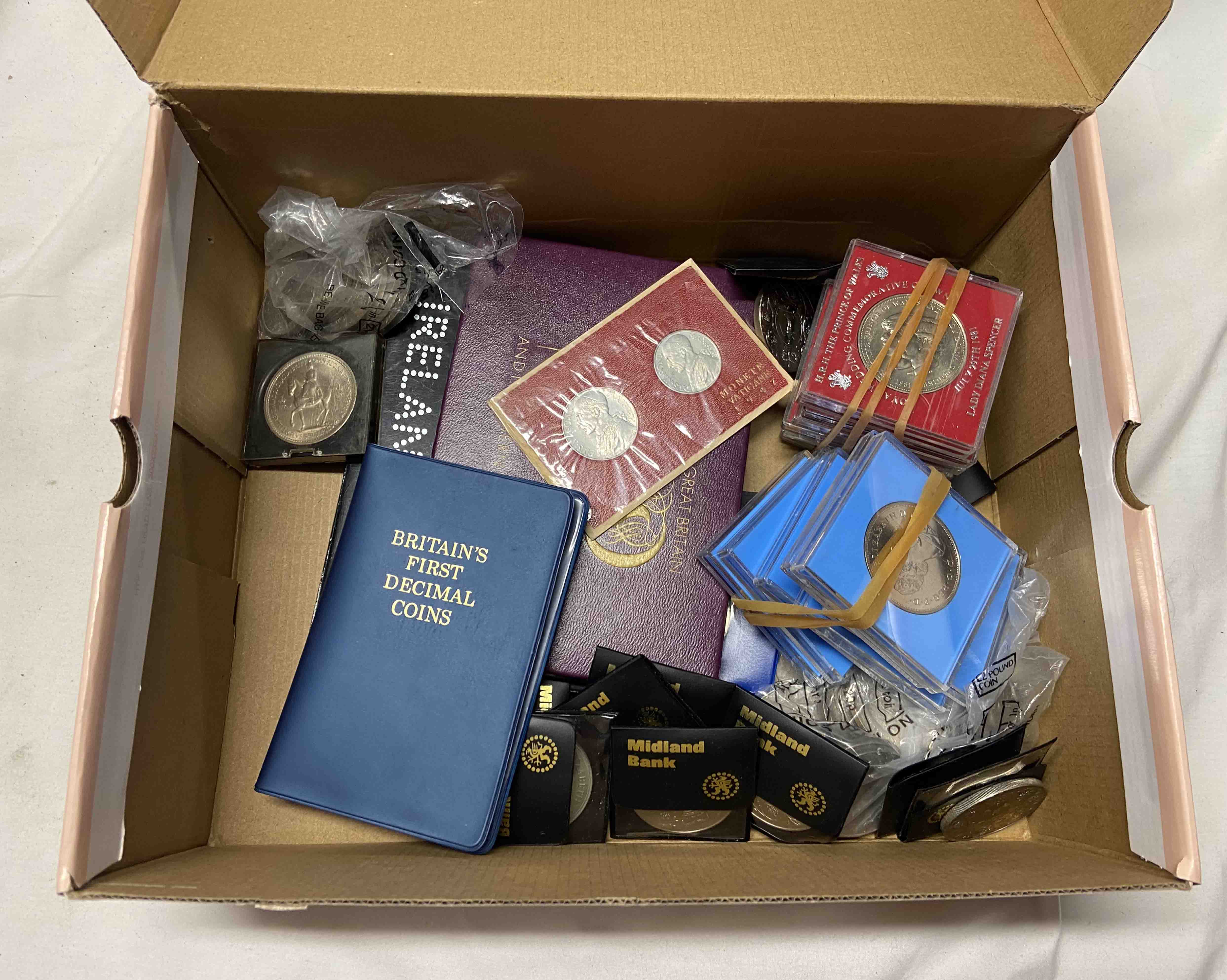 A box containing GB coinage, 1970/71 coin sets, modern Crowns and bag of collectors' 50p coins