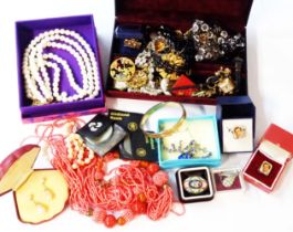 A bag containing a quantity of assorted costume jewellery and other items, also cupro nickel Crown