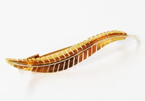 A marked 750 yellow metal fern leaf pattern brooch