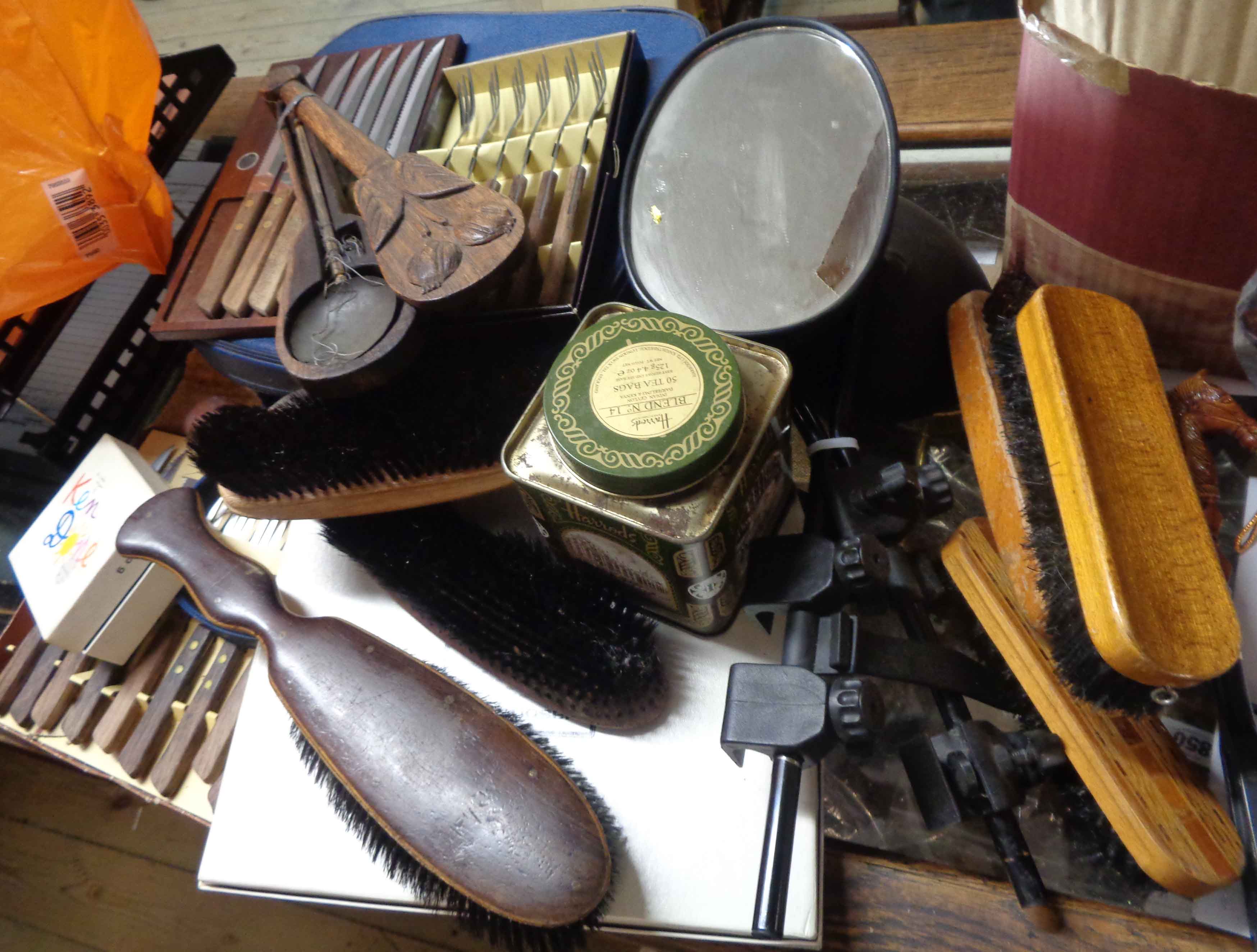 A box containing various kitchen items including steak knives, place mats, etc. - Image 2 of 2