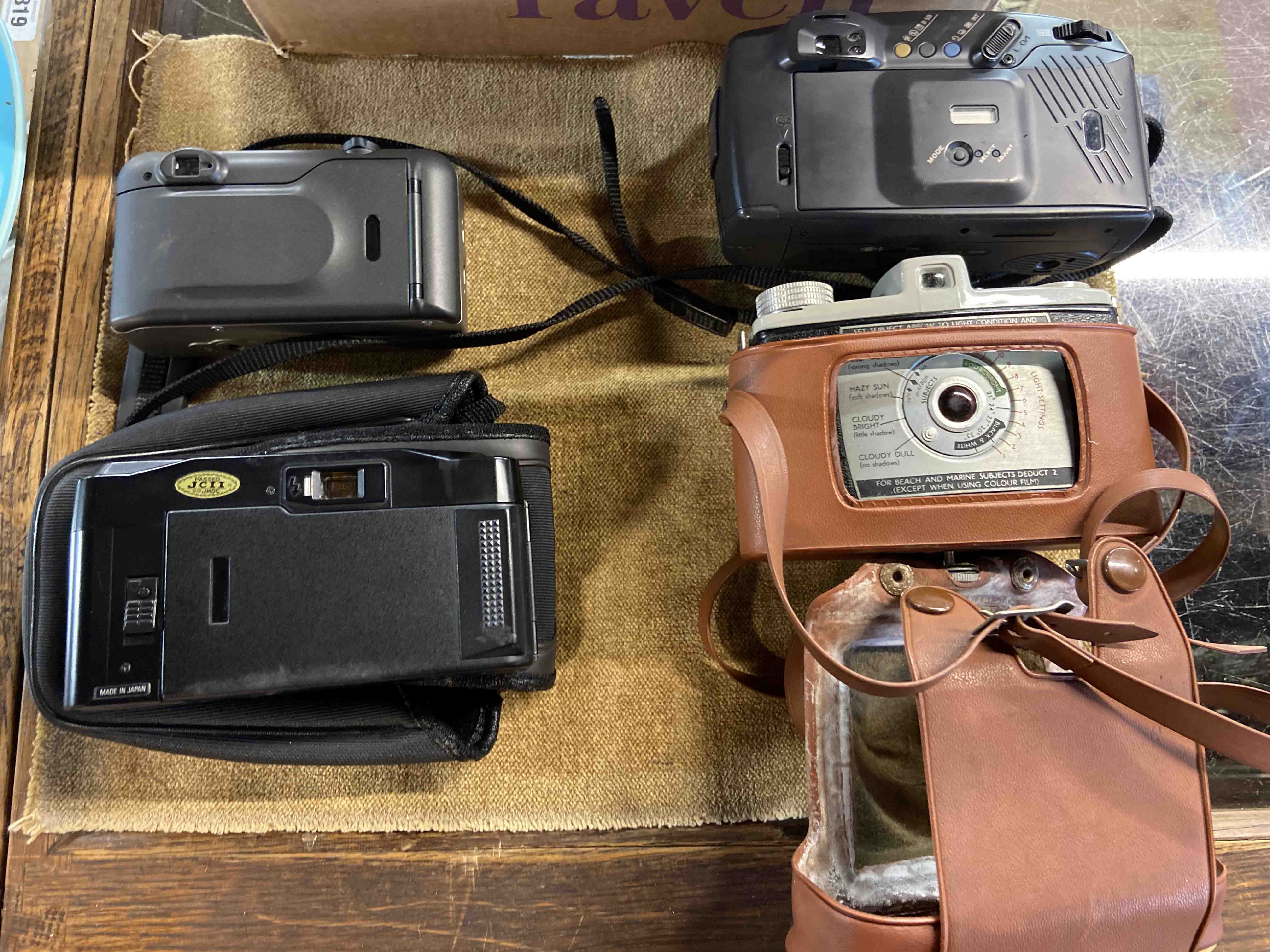A small box of six vintage cameras including a cased Kodak Bantom, etc. - Image 2 of 5