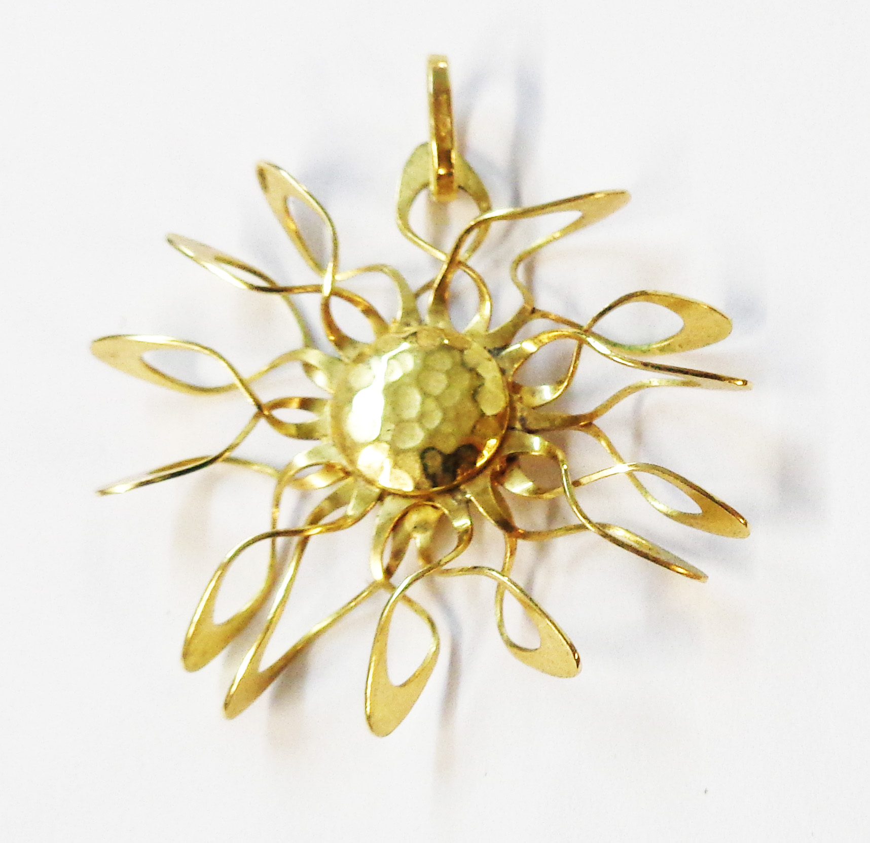 An Italian marked 9kt yellow metal retro style pendant with open twist border