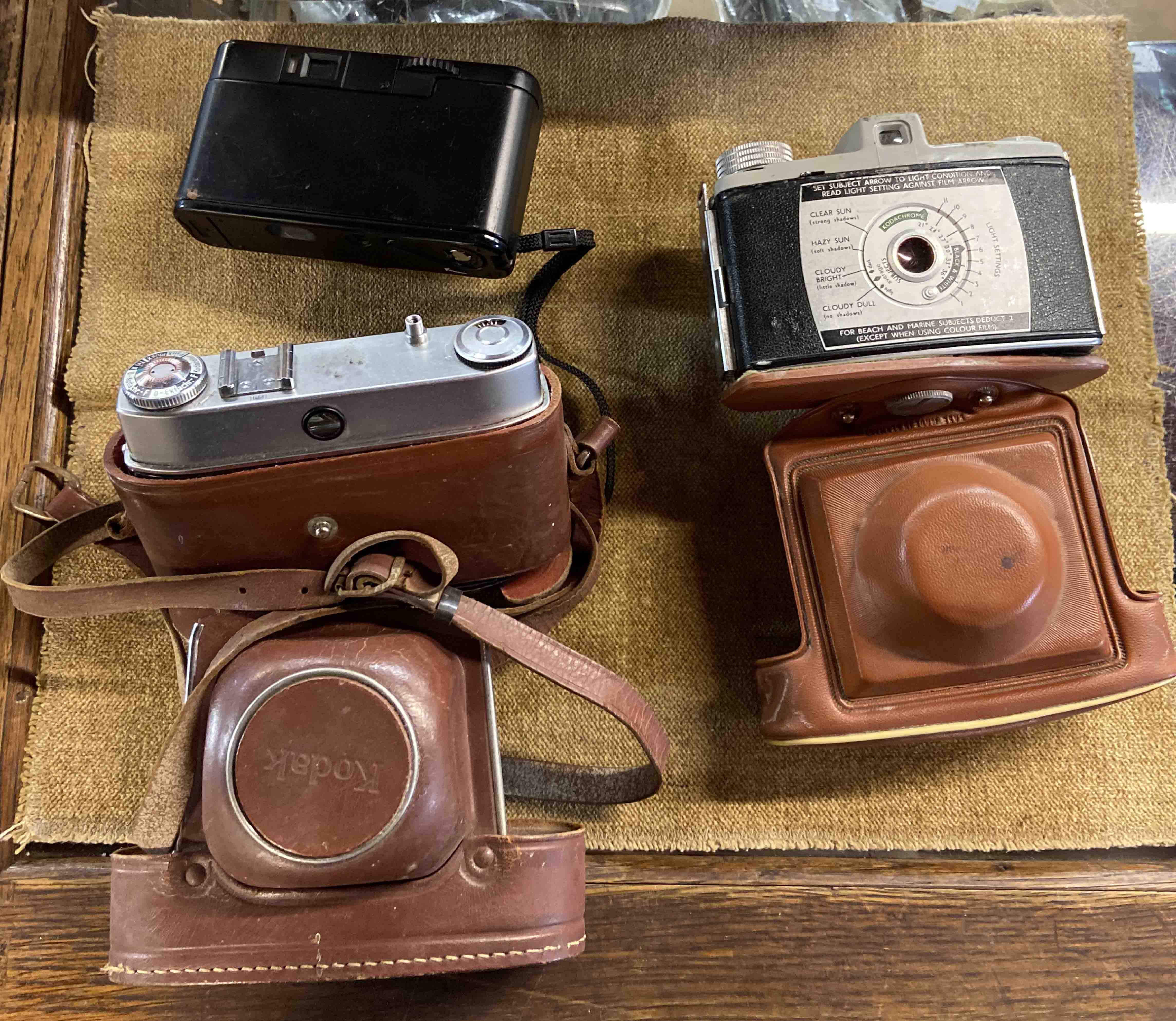 A small box of six vintage cameras including a cased Kodak Bantom, etc. - Image 4 of 5