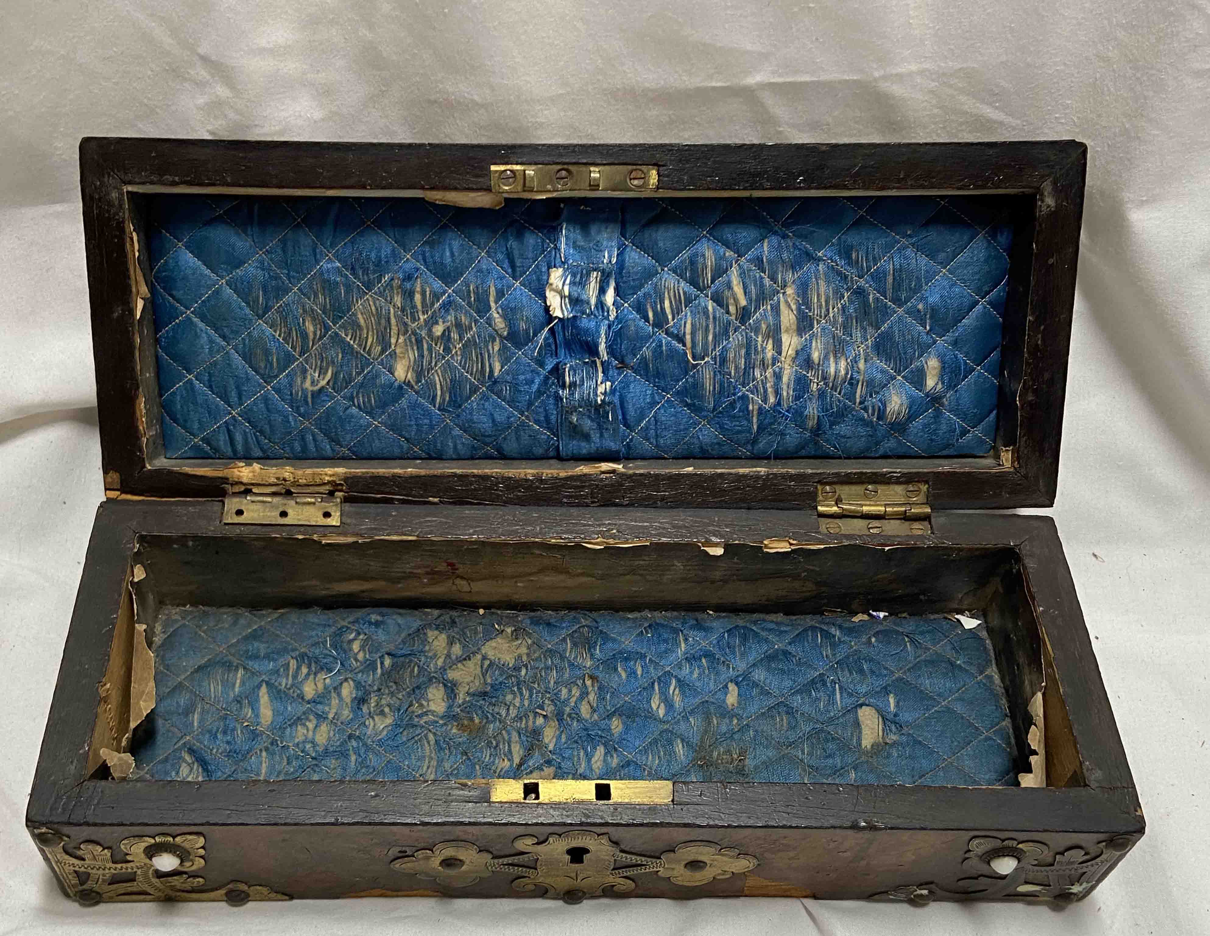 An antique brass bound mahogany dome-top glove box with remains of padded silk interior - a/f - Bild 2 aus 2