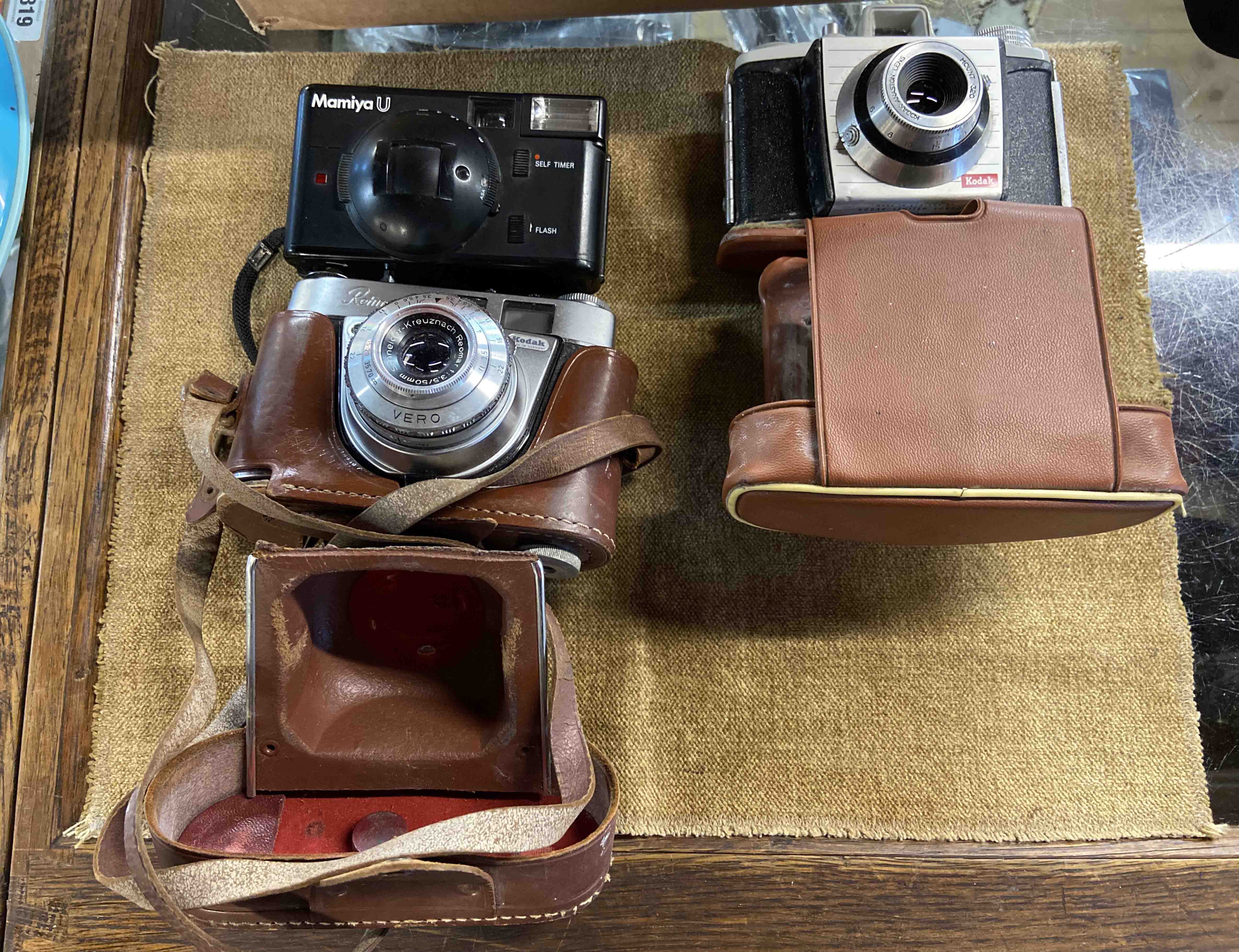 A small box of six vintage cameras including a cased Kodak Bantom, etc. - Image 3 of 5