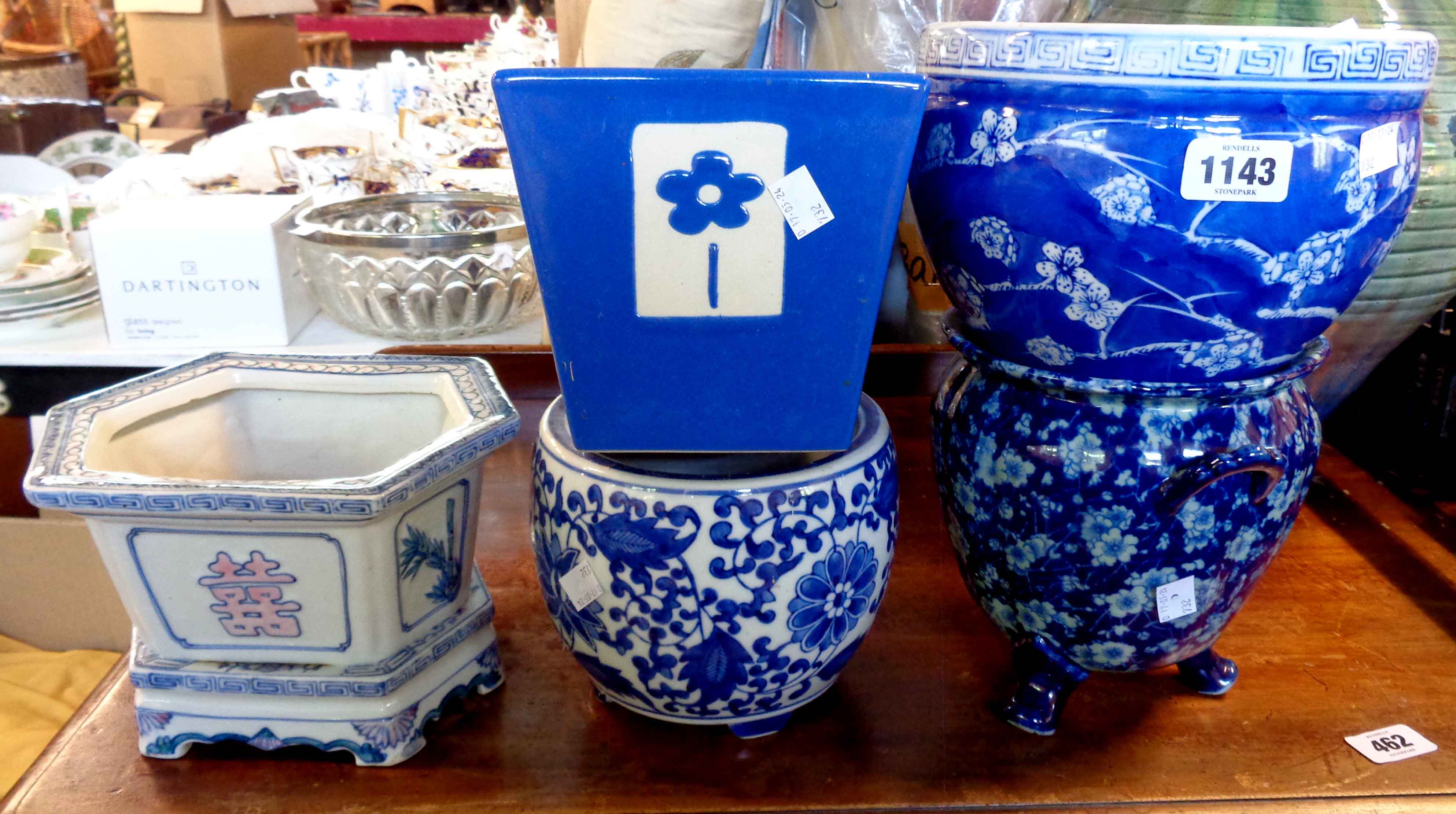 A quantity of 20th Century Chinese porcelain items including jardinières, etc.